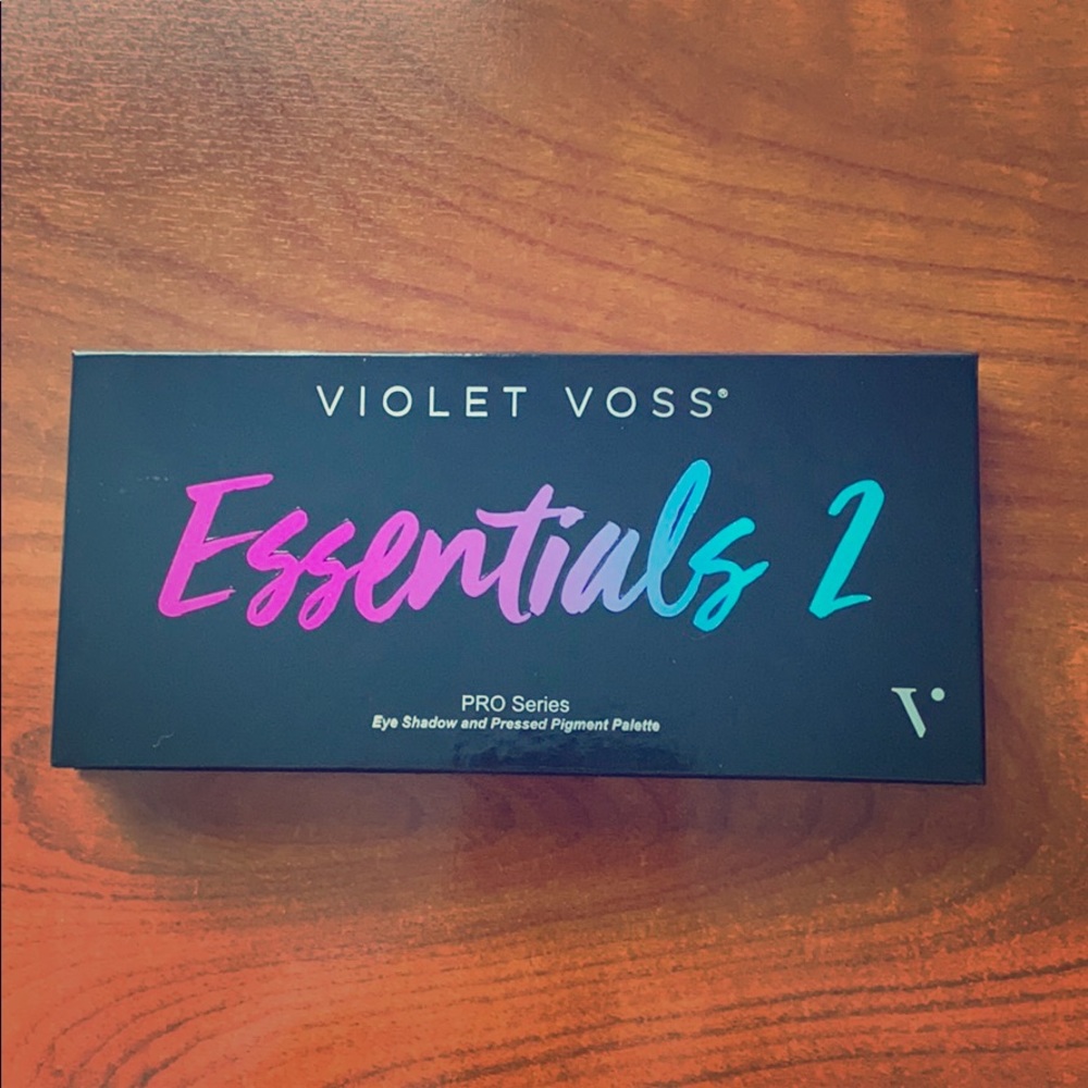 Violet Voss Essentials 2 palette